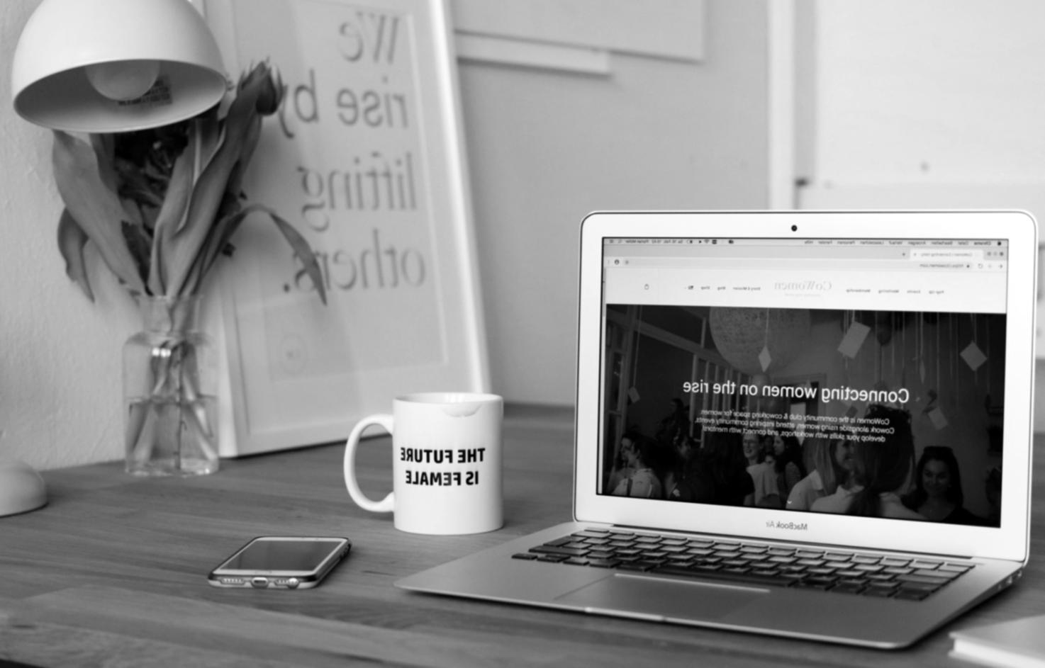 Equipo de profesionales trabajando en análisis financiero colaborativo