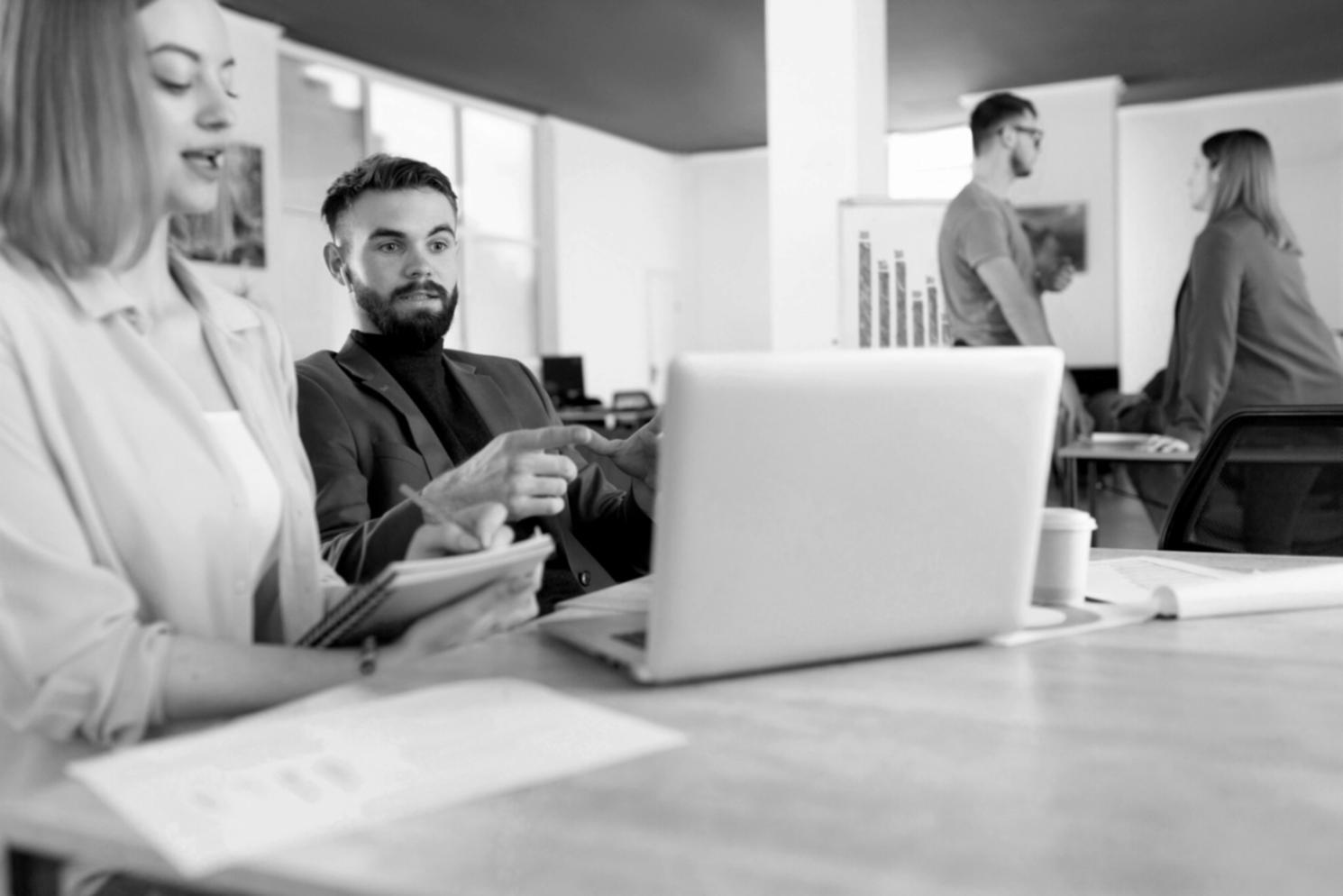 Análisis de datos financieros y gráficos de rendimiento en pantallas